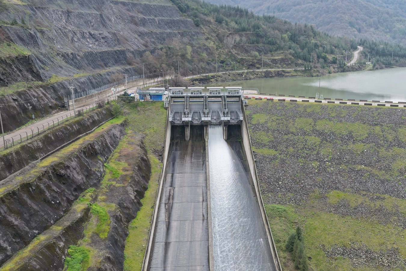 Kocaeli&rsquo;nin fazla suyu Sapanca G&ouml;l&uuml;&rsquo;ne aktarılıyor