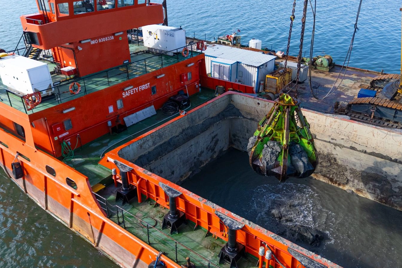 İzmir K&ouml;rfezi'nden 1 milyon ton &ccedil;amur &ccedil;ıkarıldı