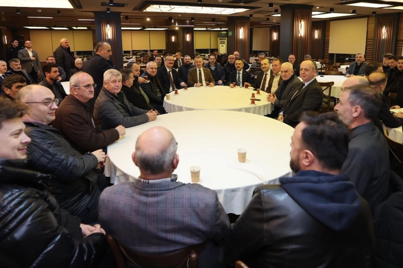 Kocaeli'de ziraat&ccedil;ılar, Başkan'ı &ccedil;ay i&ccedil;meden bırakmadı