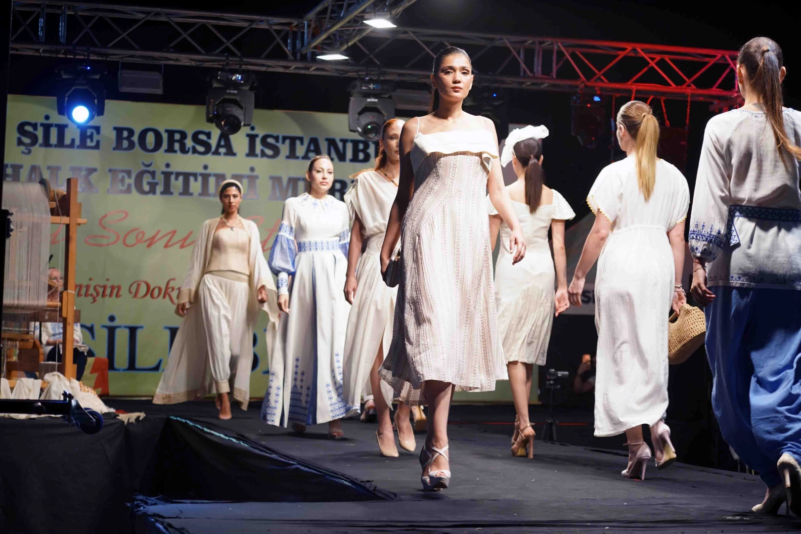 Şile Bezi podyuma &ccedil;ıktı... Gelenekten geleceğe moda ş&ouml;leni