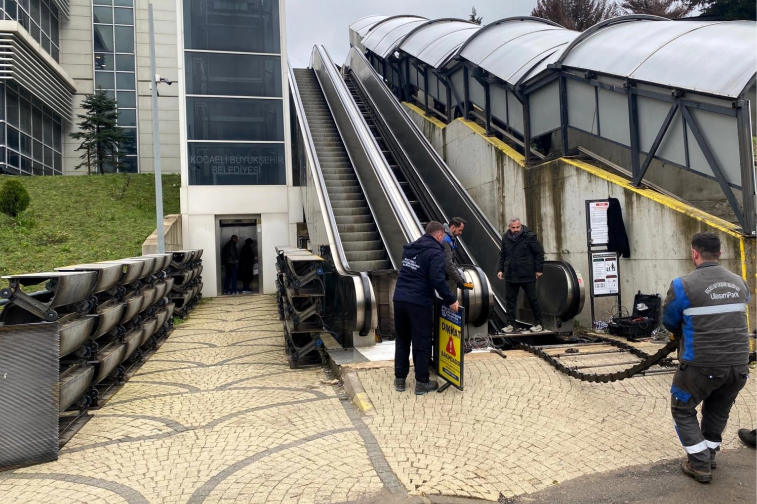 Kocaeli'de y&uuml;r&uuml;yen merdivenlere kapsamlı bakım