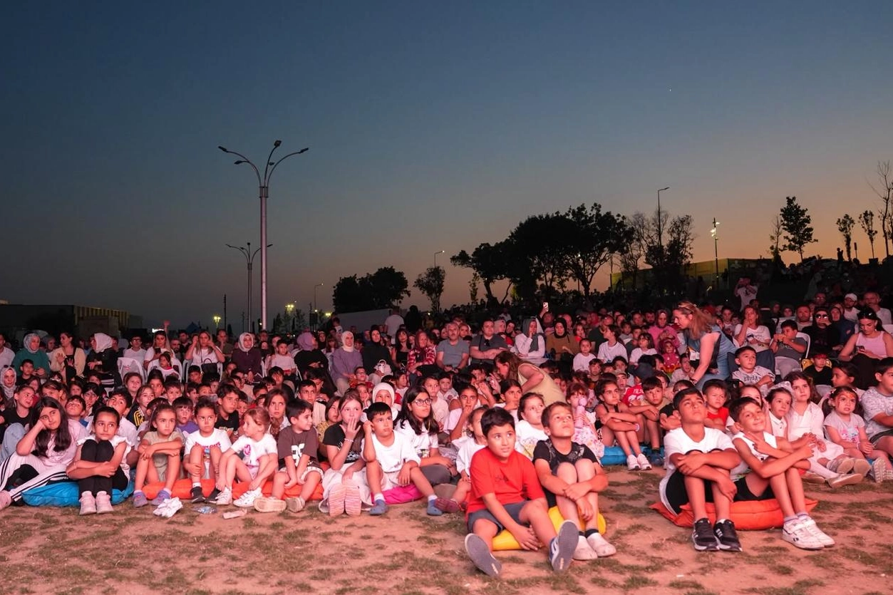Kocaeli'de yaz akşamları &ldquo;&Ccedil;ık Dışarıya Oynayalım&rdquo; ile renklendi