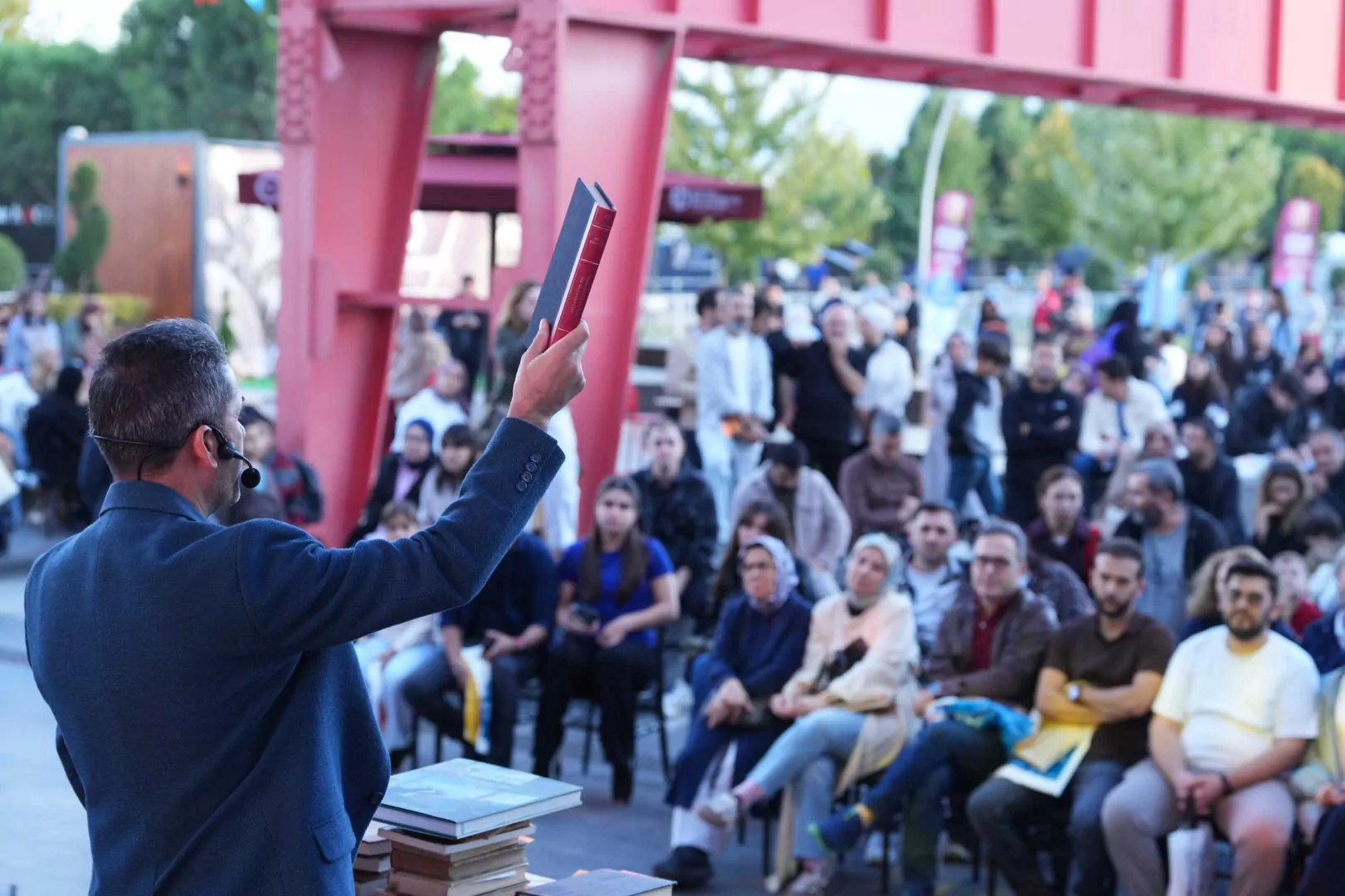 Kocaeli Kitap Fuarı&rsquo;nda m&uuml;zayede heyecanı