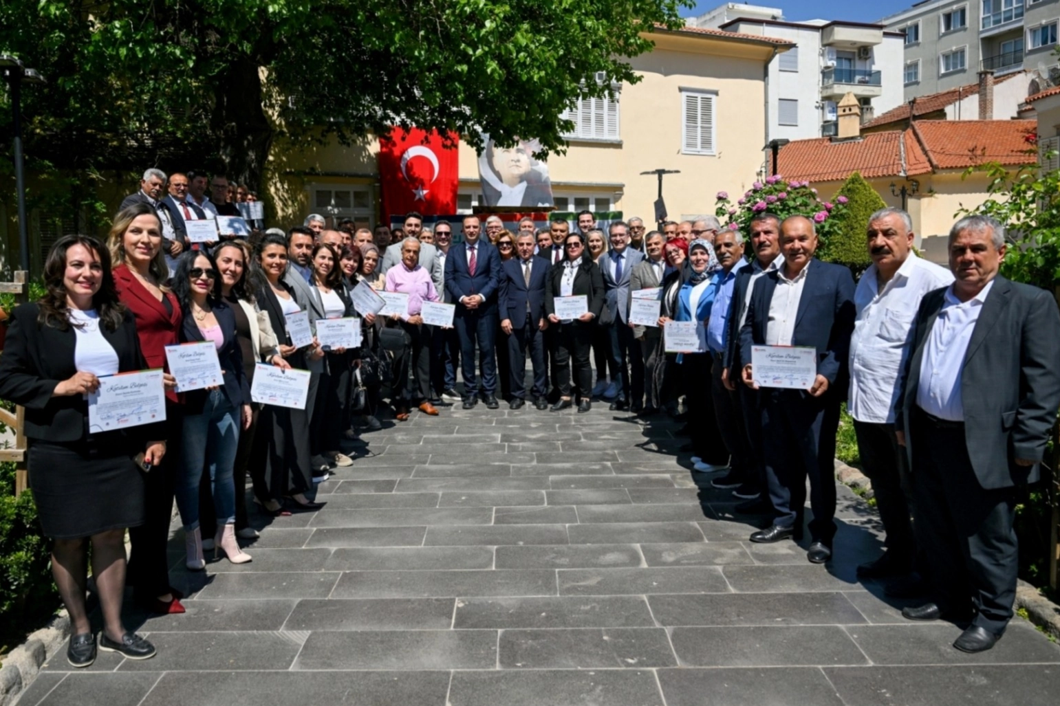 Bornova&rsquo;da Muhtarlar Akademisi&rsquo;nde mezuniyet heyecanı