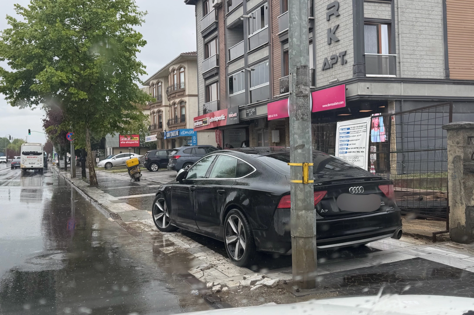 D&uuml;zce'de kaldırımlar ara&ccedil; işgali altında!