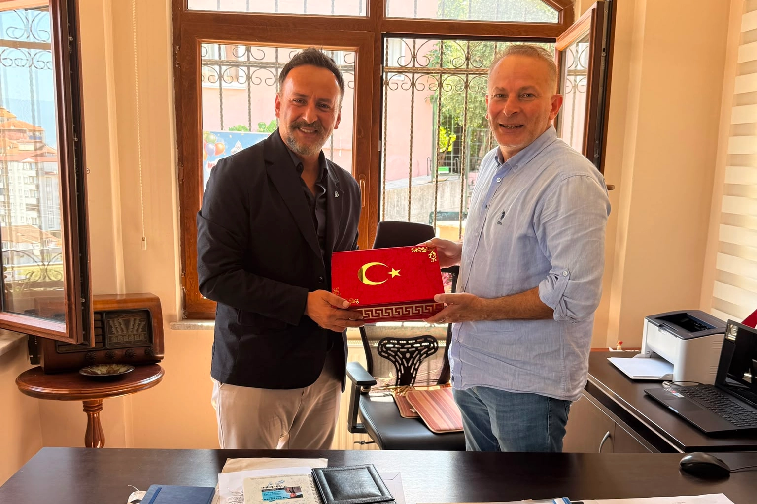 İzmit Belediyesi'nden muhtarlara doğum g&uuml;n&uuml; ziyareti