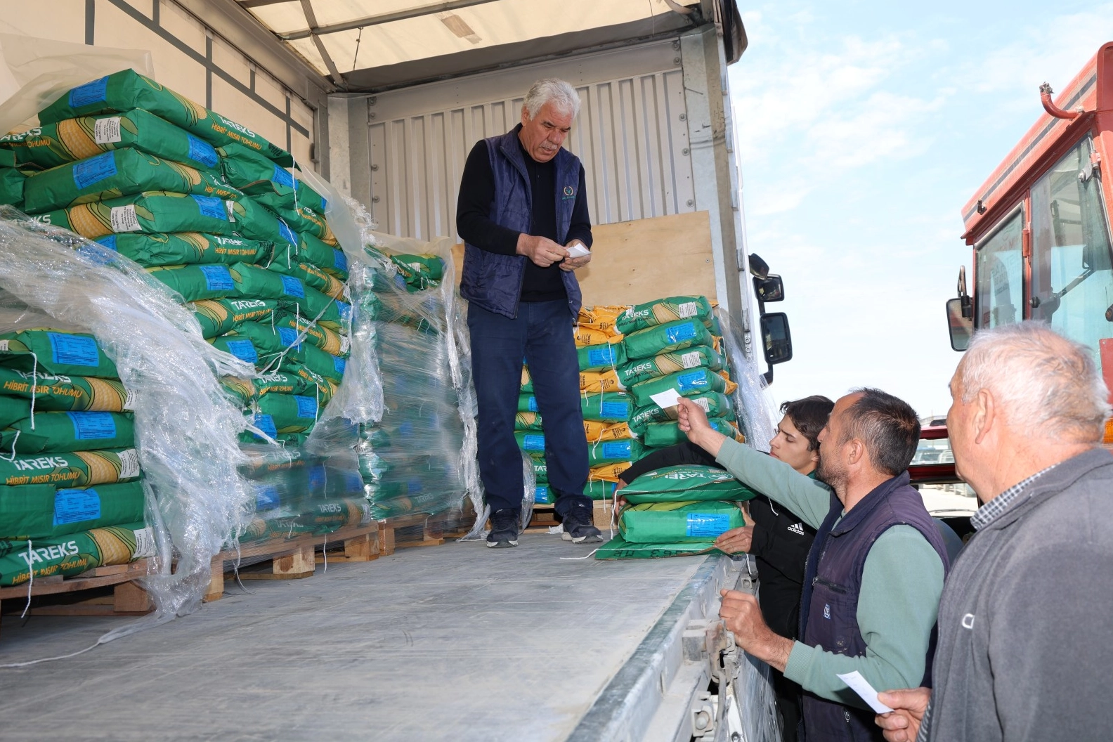 Kocaeli'de trakt&ouml;rler tarlalara indi, mısır ekimi başladı