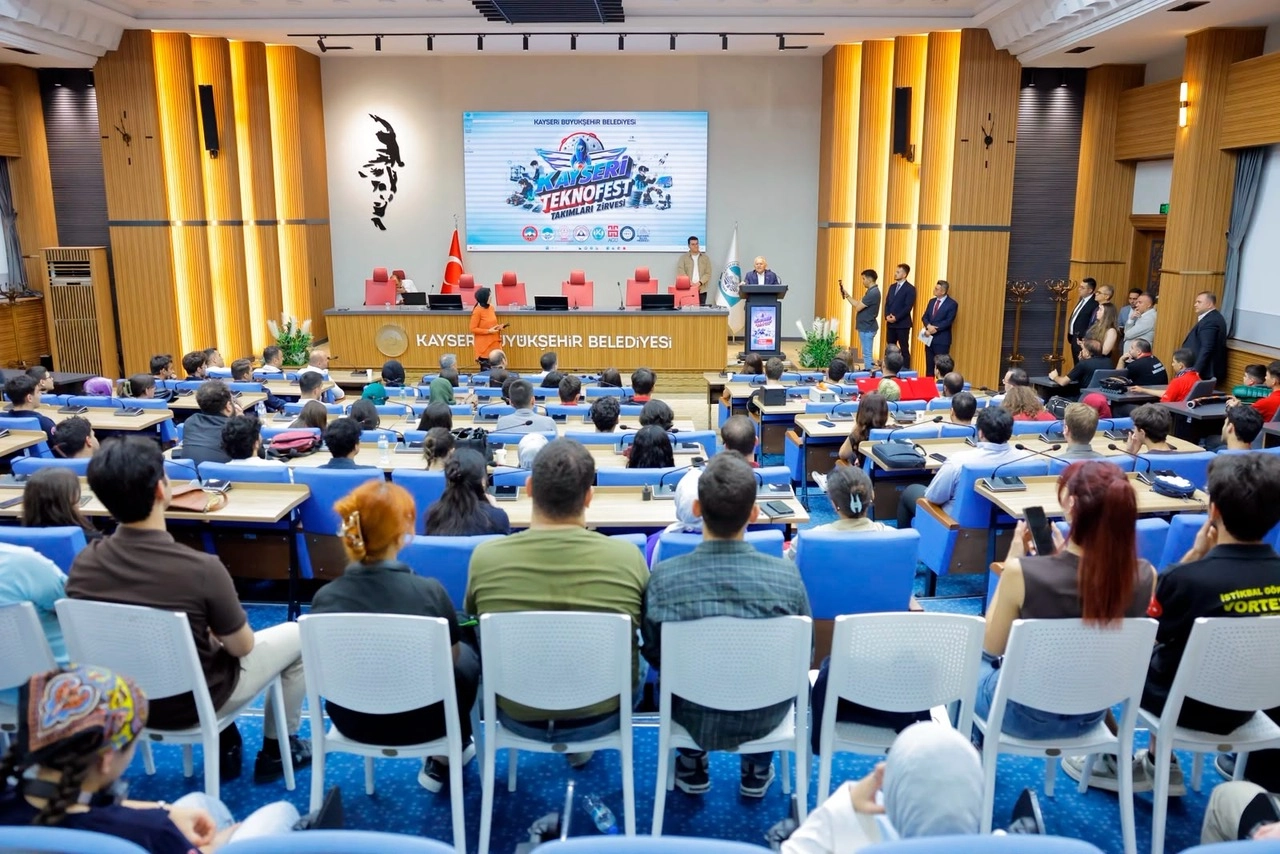 Kayseri TEKNOFEST takımları Başkan B&uuml;y&uuml;kkılı&ccedil;'la buluştu