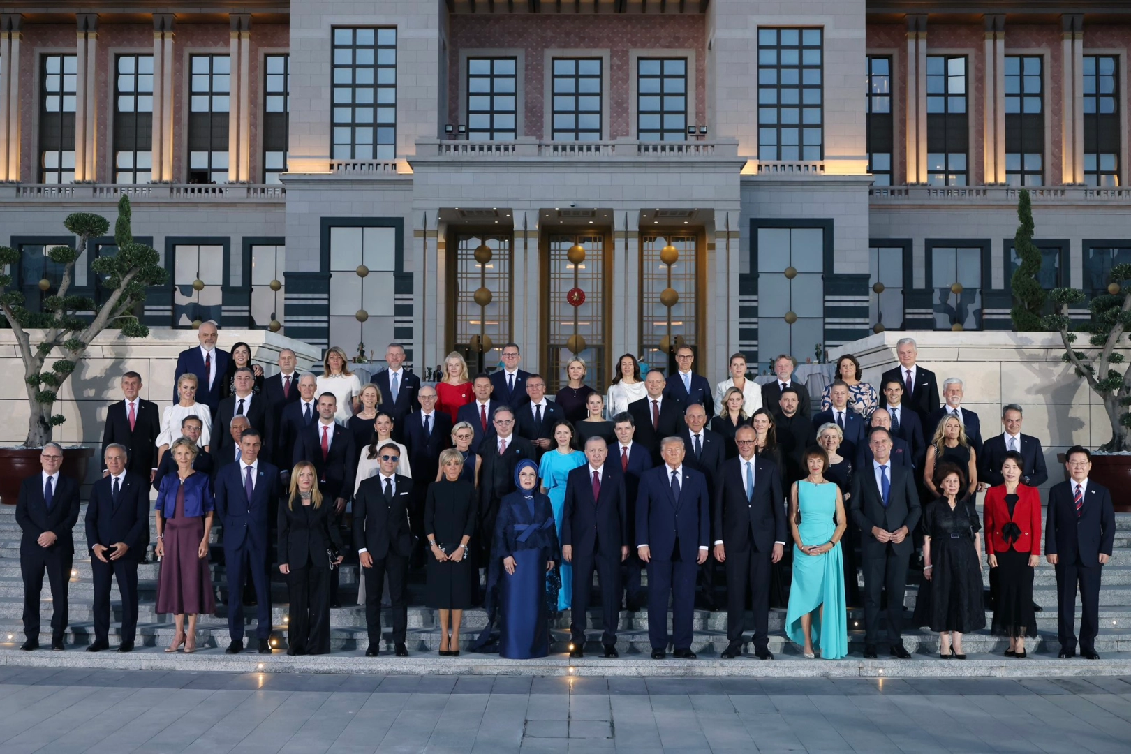 Erdoğan&rsquo;dan NATO Zirvesi&rsquo;nde yoğun diplomasi trafiği... Savunma, g&uuml;venlik ve b&ouml;lgesel barış masadaydı