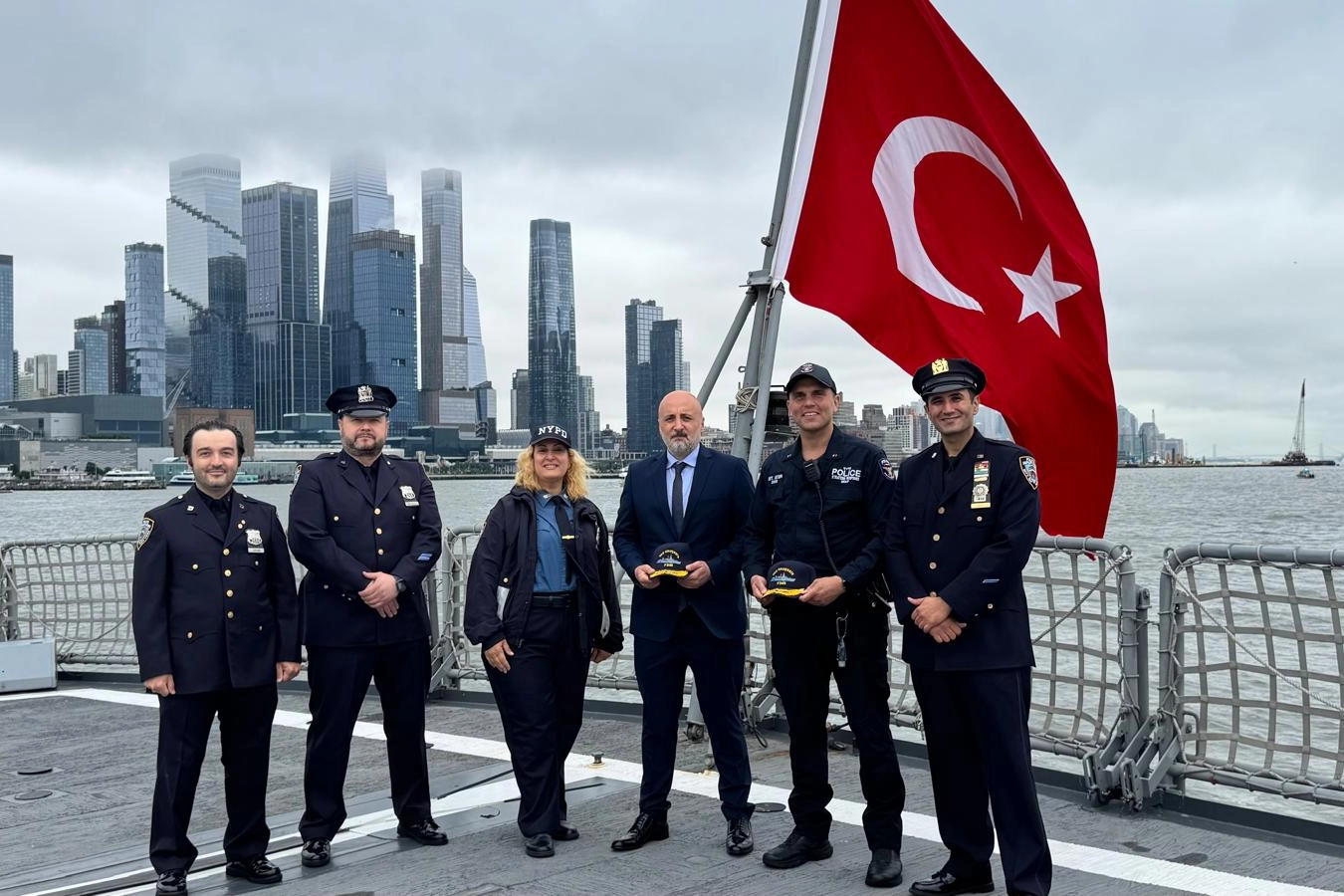 T&uuml;rk K&ouml;kenli NYPD Polisleri Oru&ccedil; Reis'i ziyaret etti