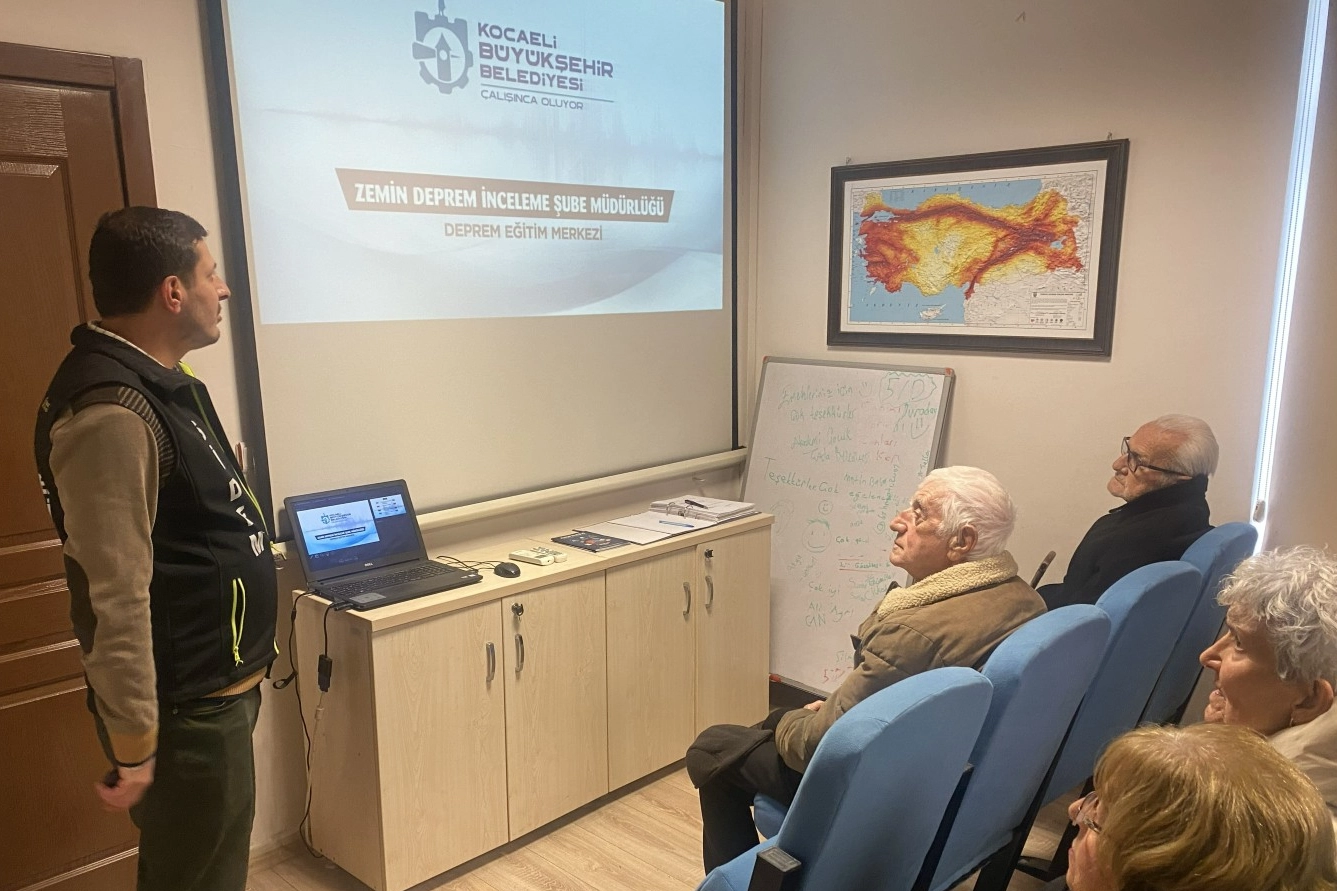 Kocaeli'de 65 yaş &uuml;st&uuml;ne sim&uuml;lasyonlu deprem eğitimi