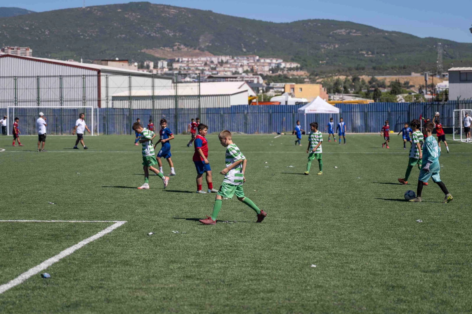 İzmir Bornova&rsquo;da yenilenen Doğanlar Sahası &ccedil;ocukların golleriyle a&ccedil;ıldı