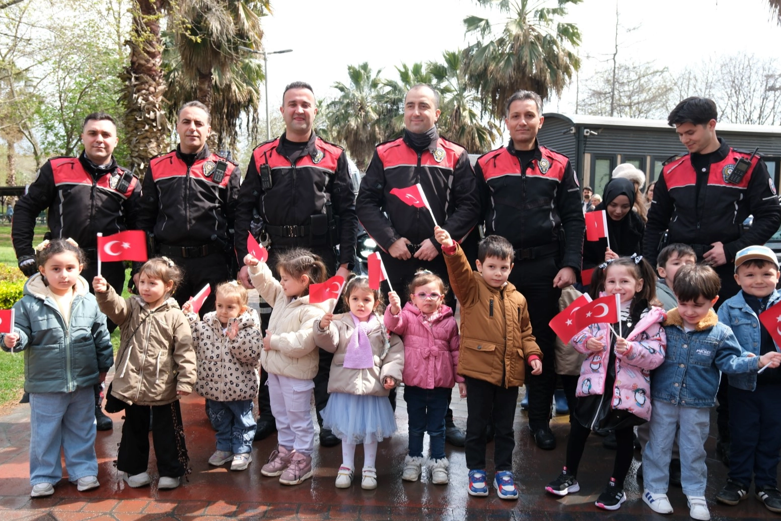 Kocaeli'de minikler polis amcalarını ağırladı