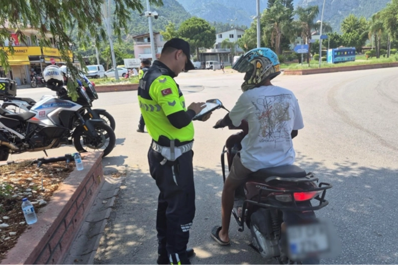 Antalya'da motosiklet denetimi: Bir haftada 4 bin 150 s&uuml;r&uuml;c&uuml; kontrol edildi