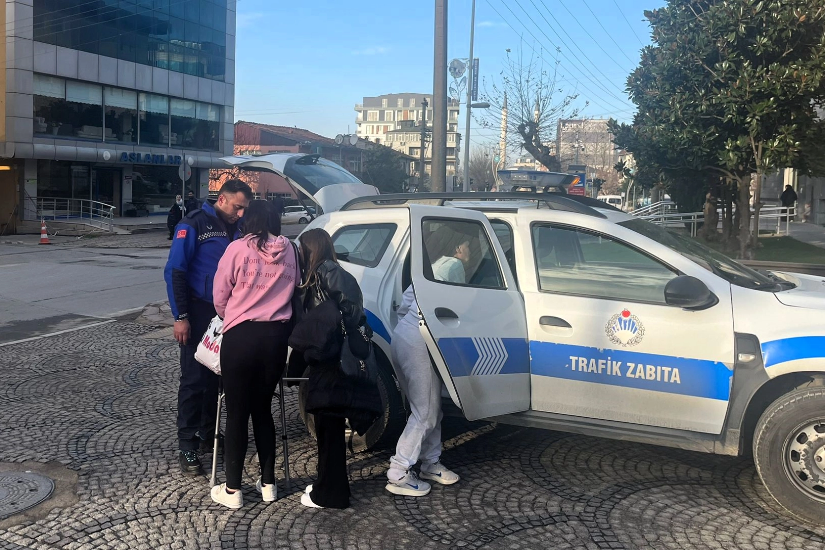 Kocaeli B&uuml;y&uuml;kşehir Zabıtası mağdurun yanında