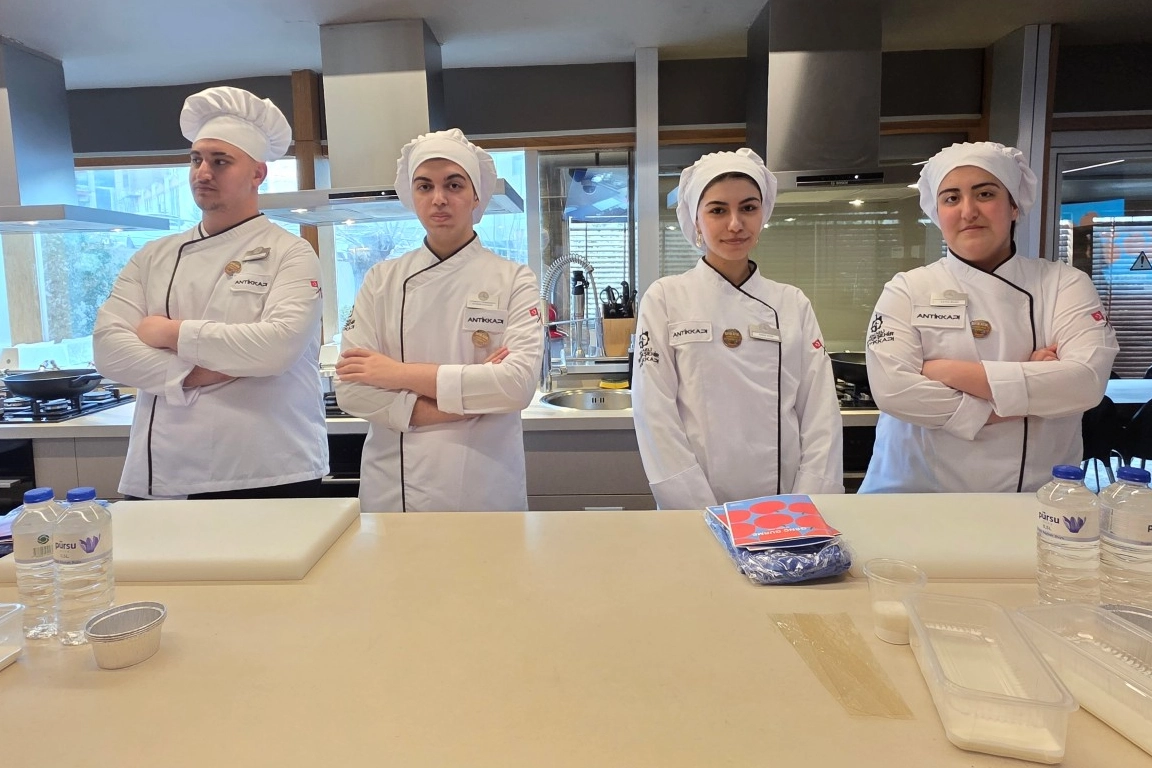 Kocaeli'de gen&ccedil; şef adayları, işi ustasından &ouml;ğrendi