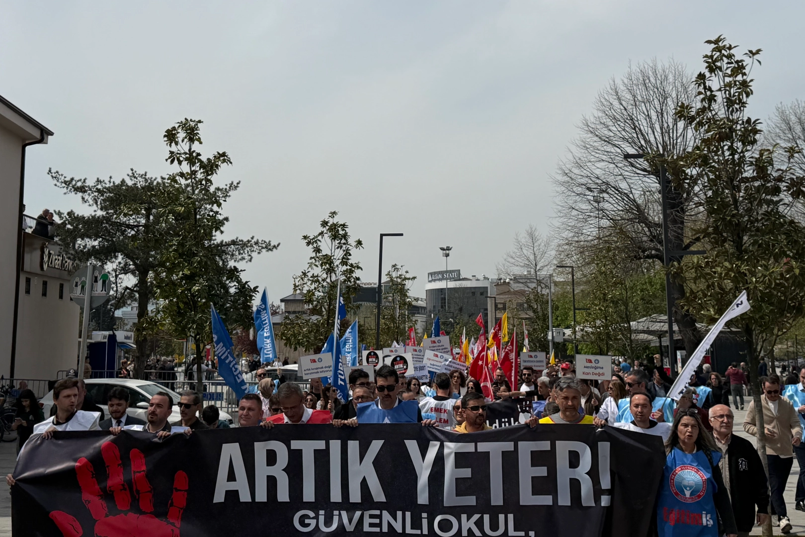 Okullarda şiddete tepki! D&uuml;zce&rsquo;de eğitim sendikalarından 'yeter' &ccedil;ağrısı