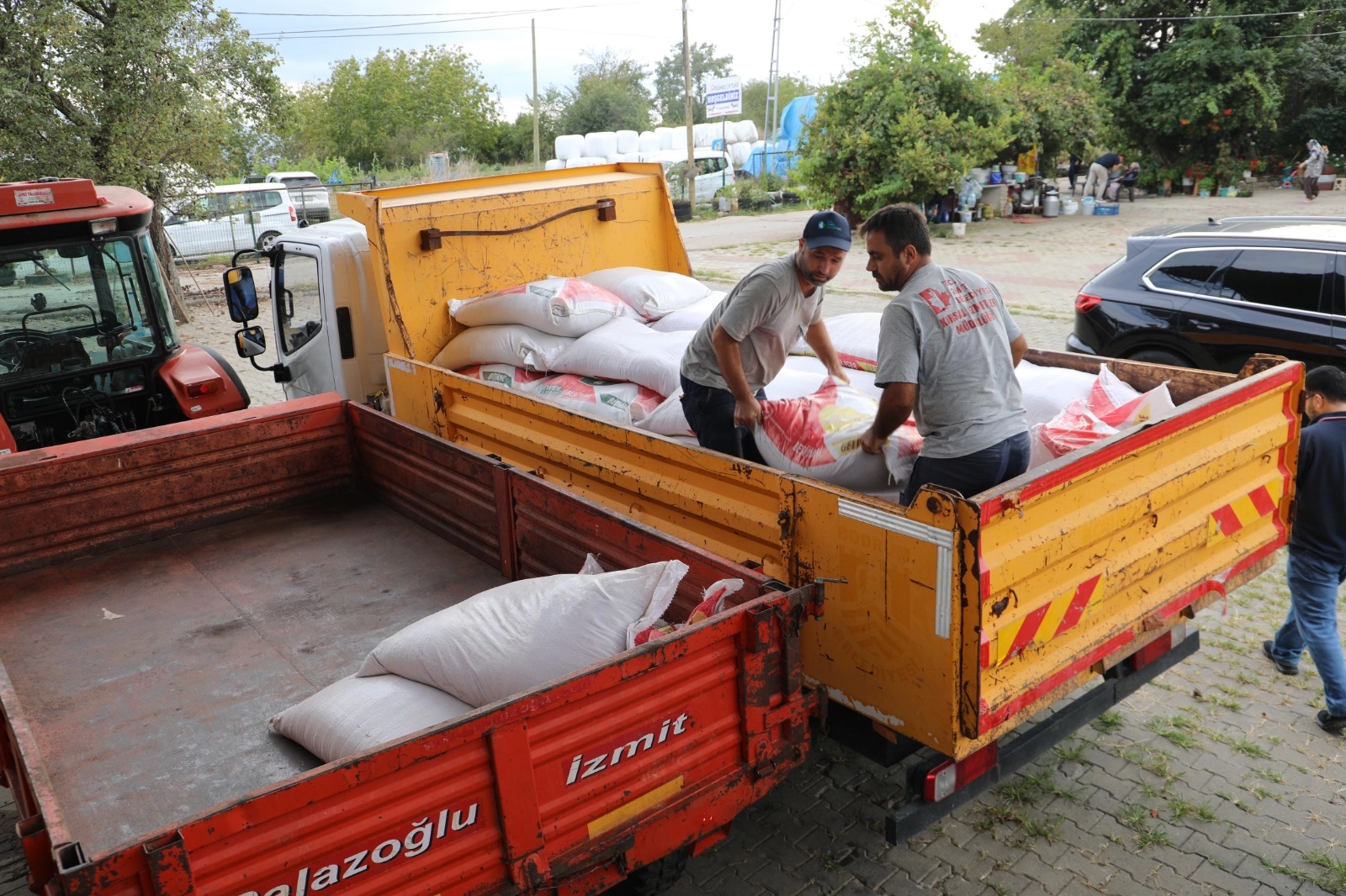 İzmit'te yangında zarar g&ouml;ren &uuml;reticileri yalnız bırakmadı