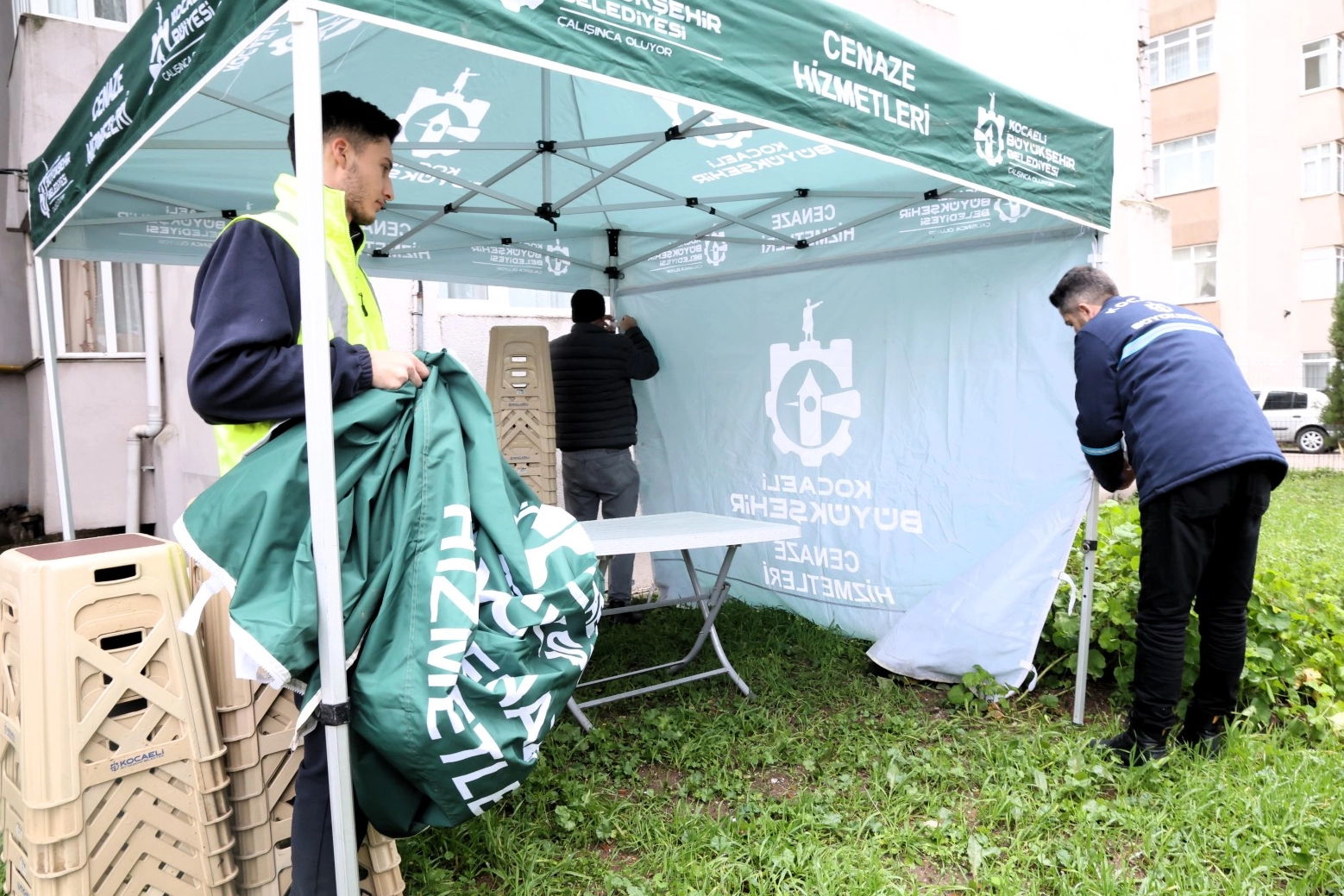 Kocaeli B&uuml;y&uuml;kşehir'de taziye s&uuml;recinde de vatandaşın yanında