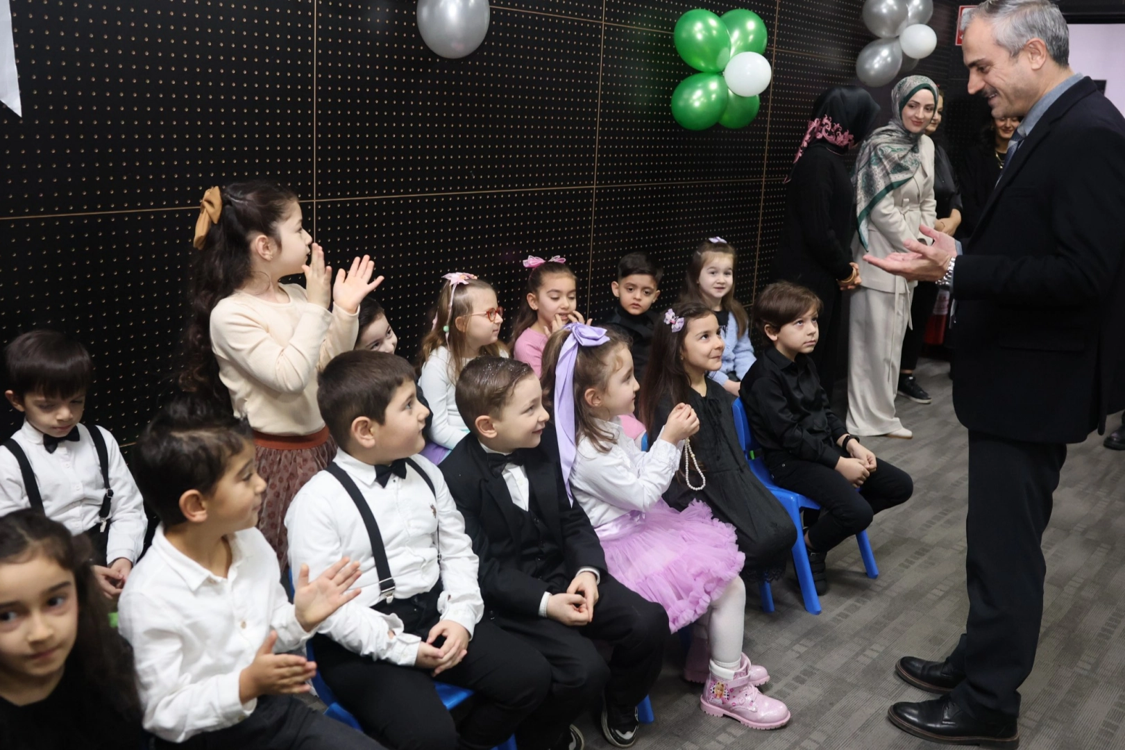 &Ccedil;ayırova'da &ccedil;ocuk kul&uuml;plerinde karne coşkusu