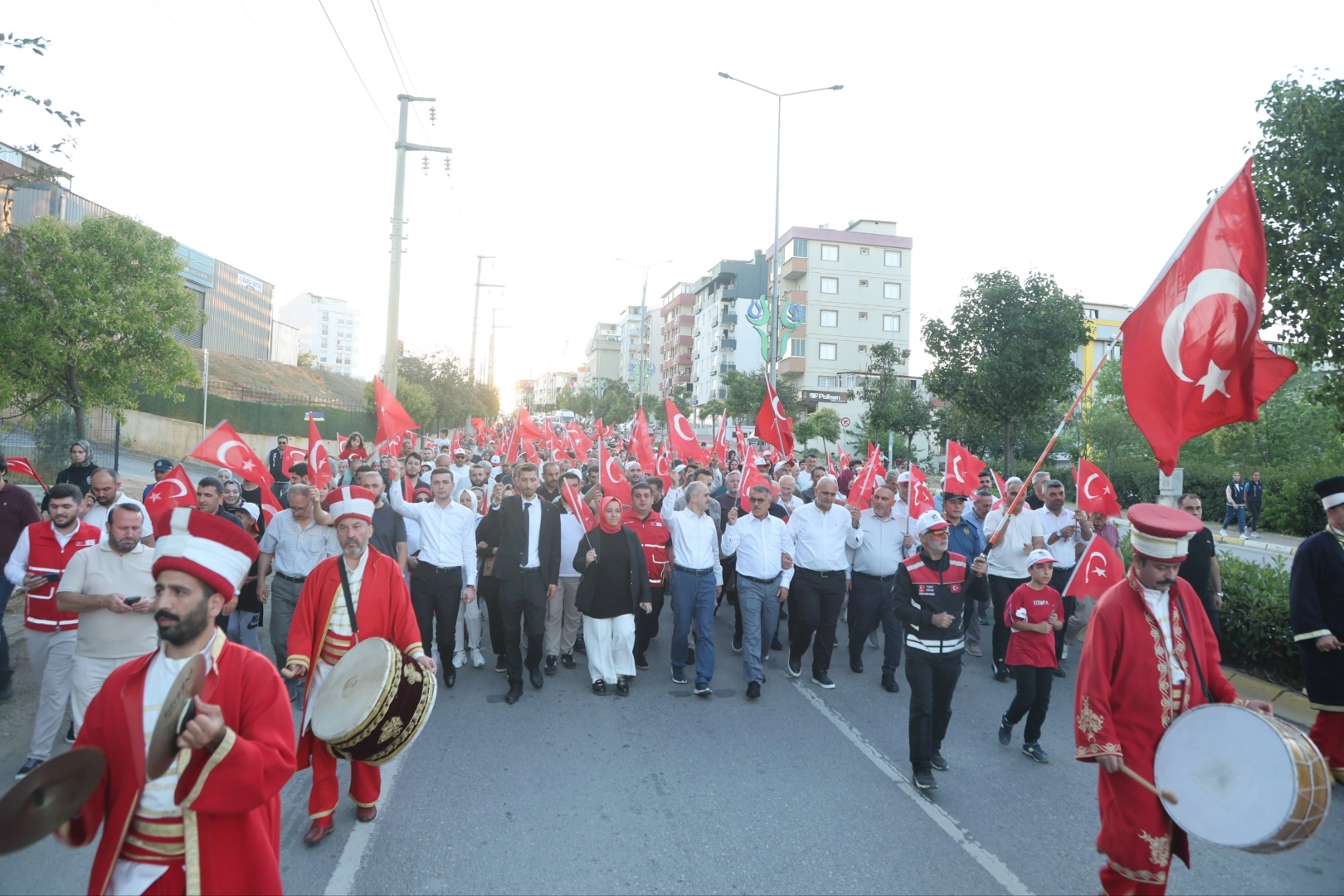 Kocaeli &Ccedil;ayırova 15 Temmuz&rsquo;da tek y&uuml;rek oldu