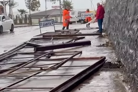 D&uuml;zce Ak&ccedil;akoca'da fırtına tabelaları devirdi