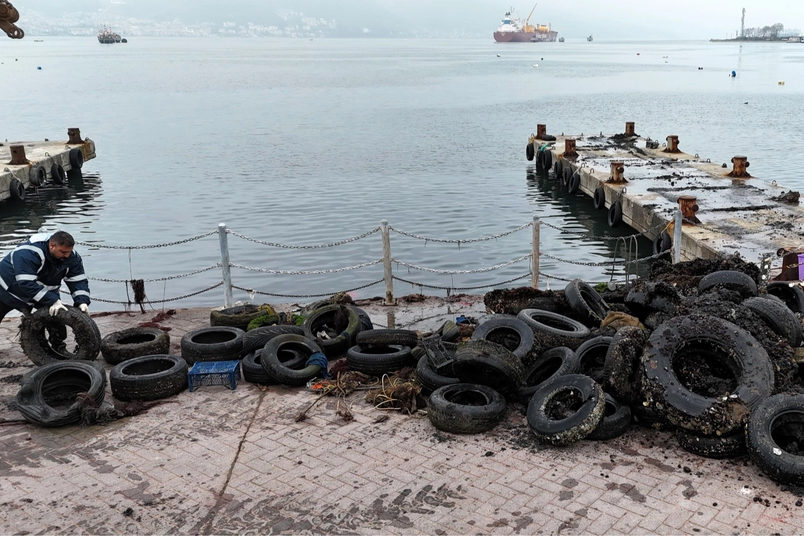 İzmit'te k&ouml;rfezde dip temizliği s&uuml;r&uuml;yor.. Deniz dibinden 50 ara&ccedil; lastiği &ccedil;ıkarıldı
