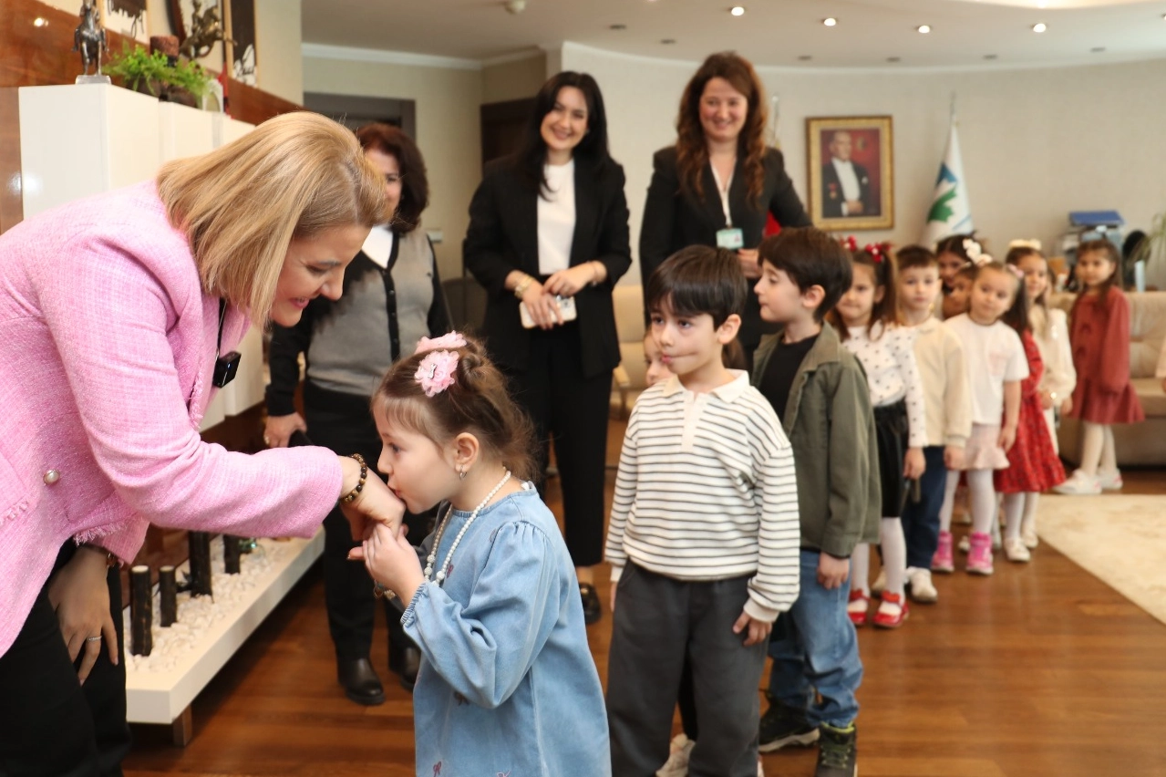 İzmitli miniklerden Fatma Başkan&rsquo;a bayram s&uuml;rprizi