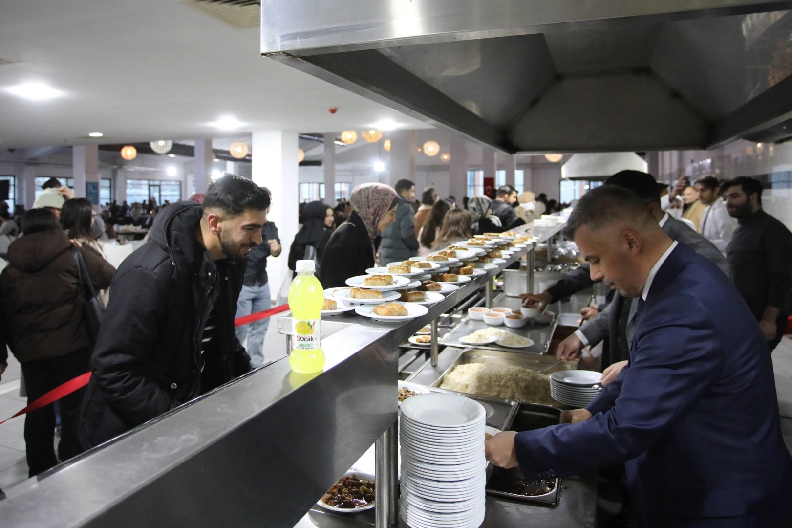 Aİ&Ccedil;&Uuml;&rsquo;de ilk iftar &ouml;ğrencilerle a&ccedil;ıldı