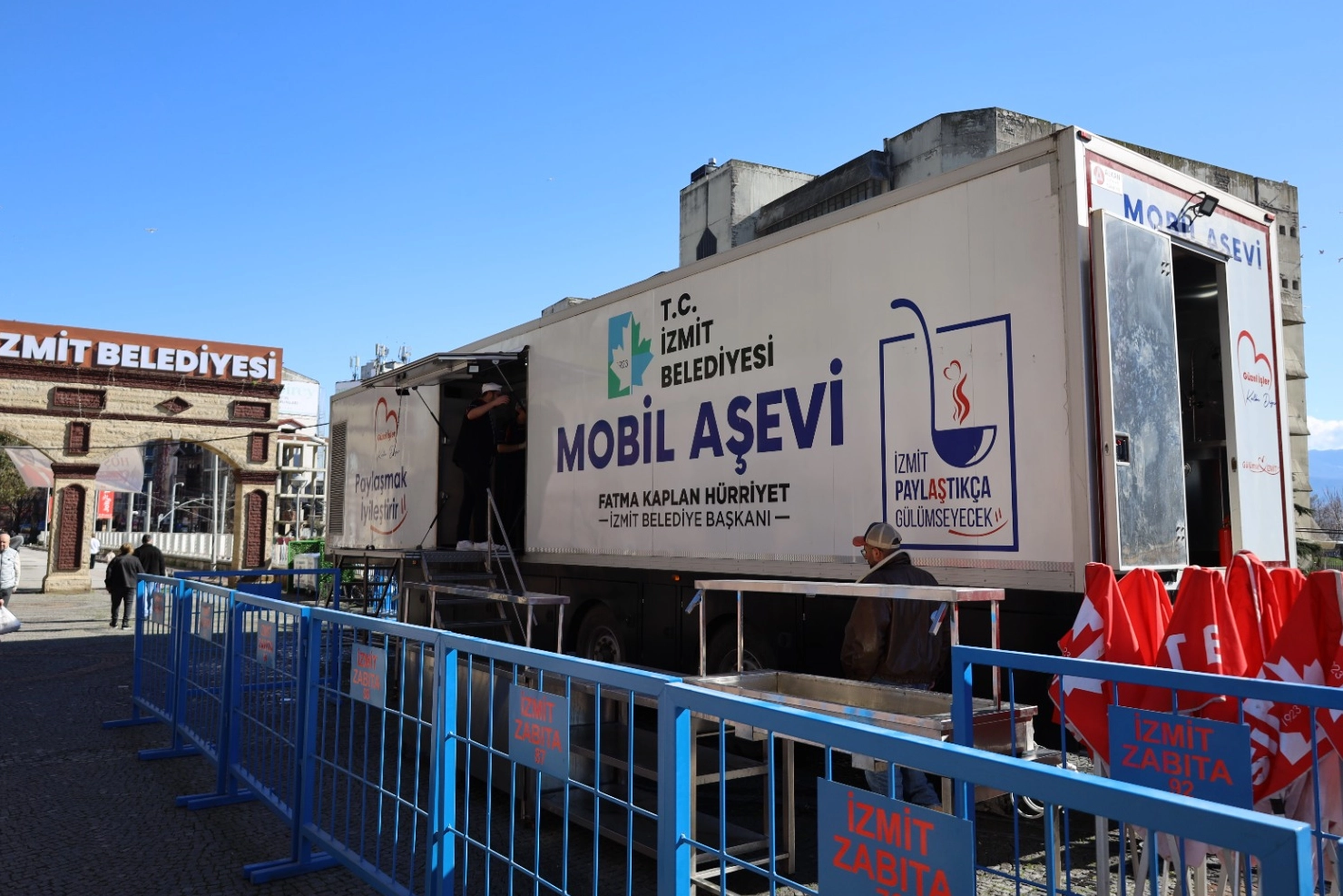 İzmit'te mobil aşeviyle her g&uuml;n bin kişilik iftar