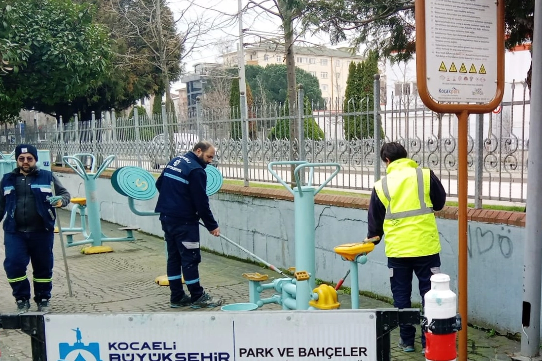 Kocaeli&rsquo;de parklardaki spor aletleri yeniden kullanıma kazandırılıyor