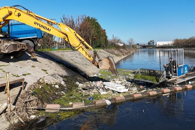 Kocaeli'nde 12 metrek&uuml;p atık denize ulaşmadan toplandı