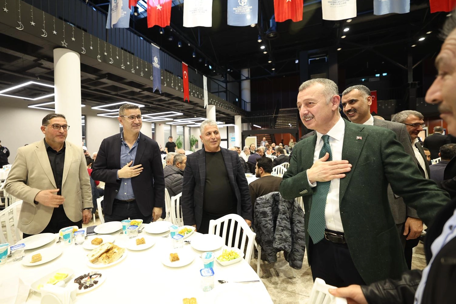 Kocaeli B&uuml;y&uuml;kşehir&rsquo;den 820 STK katılımlı dev iftar