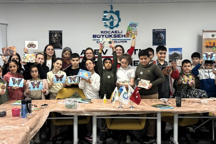 Kocaeli'de atık malzemeleri sanata d&ouml;n&uuml;şt&uuml;rd&uuml;ler