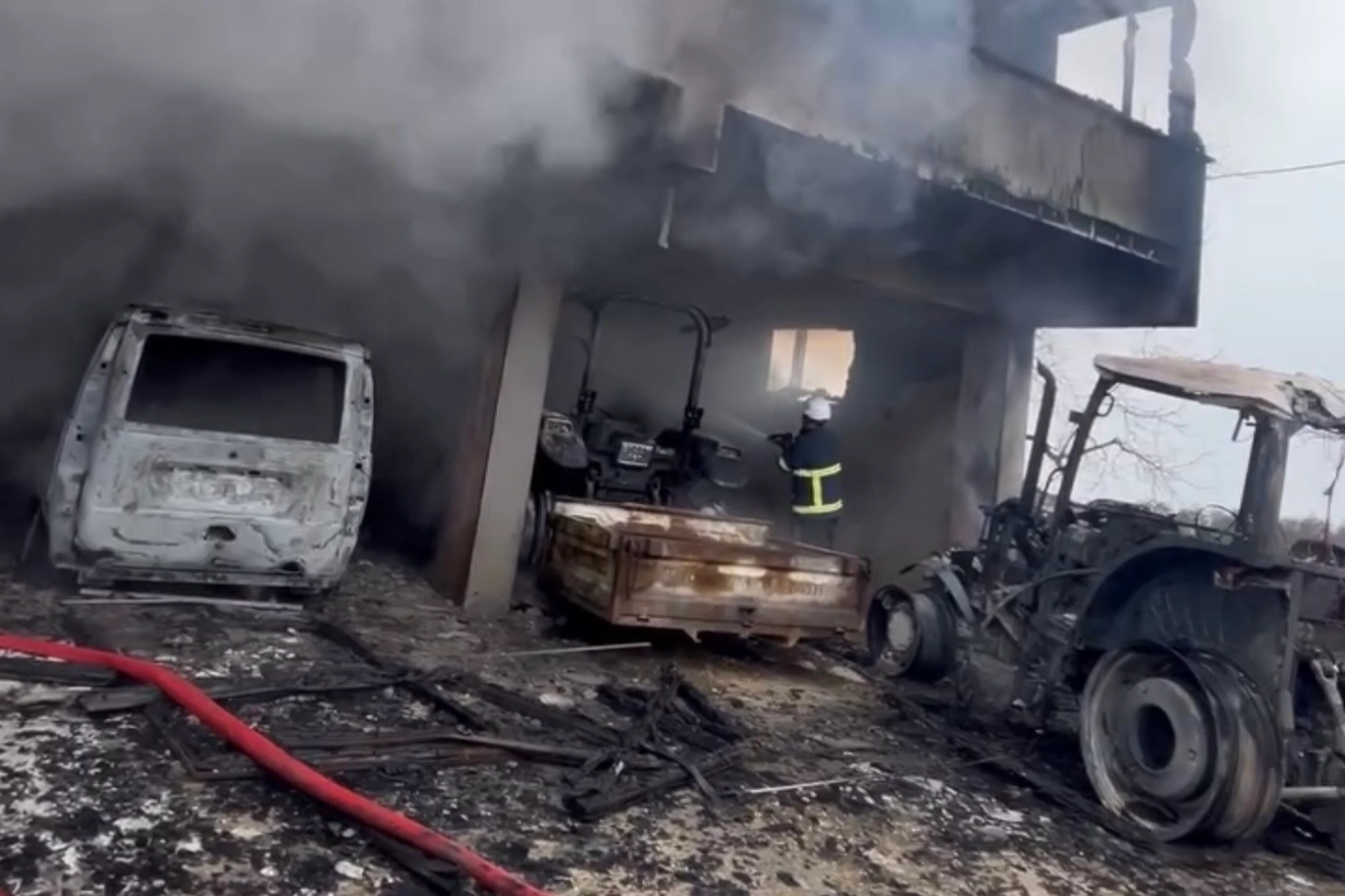 D&uuml;zce'de garaj yangınında 6 ara&ccedil; kullanılamaz hale geldi