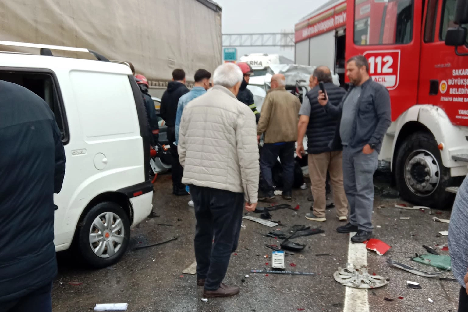 Sakarya&rsquo;da itfaiye aracı, tır ve 3 araca &ccedil;arptı!