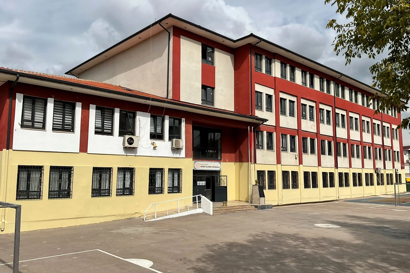 Kocaeli B&uuml;y&uuml;kşehir&rsquo;den okullara 7,3 milyon TL&rsquo;lik boya desteği