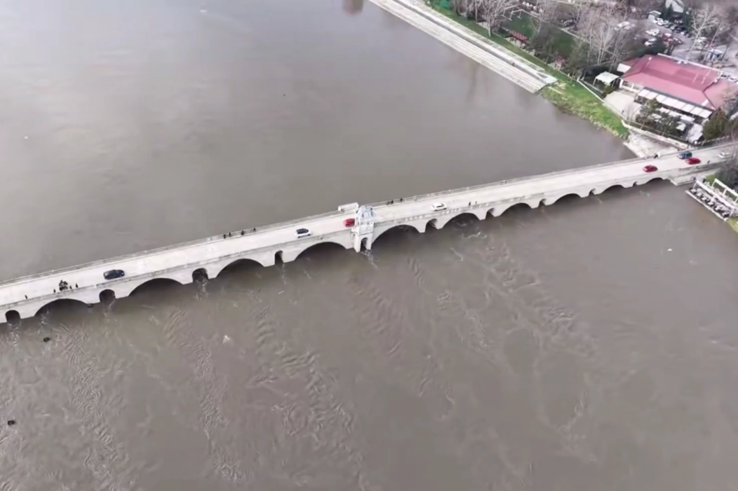Edirne'de taşkın alarmı! Tunca K&ouml;pr&uuml;s&uuml; trafiğe kapatıldı
