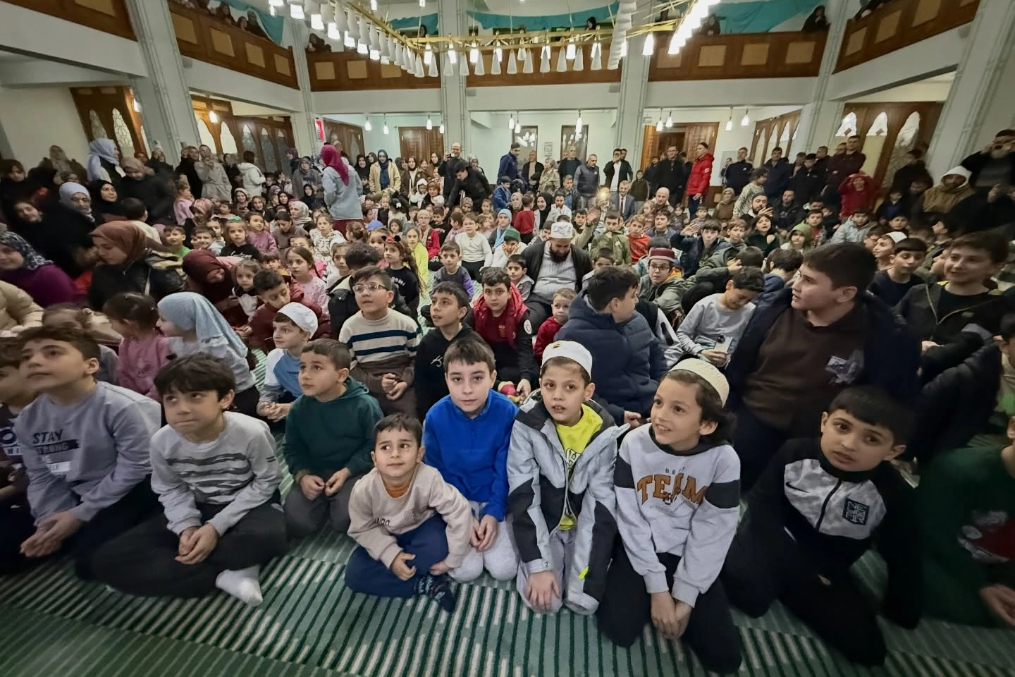 G&ouml;lc&uuml;kl&uuml; &ccedil;ocuklar Ramazan coşkusunu camilerde yaşıyor