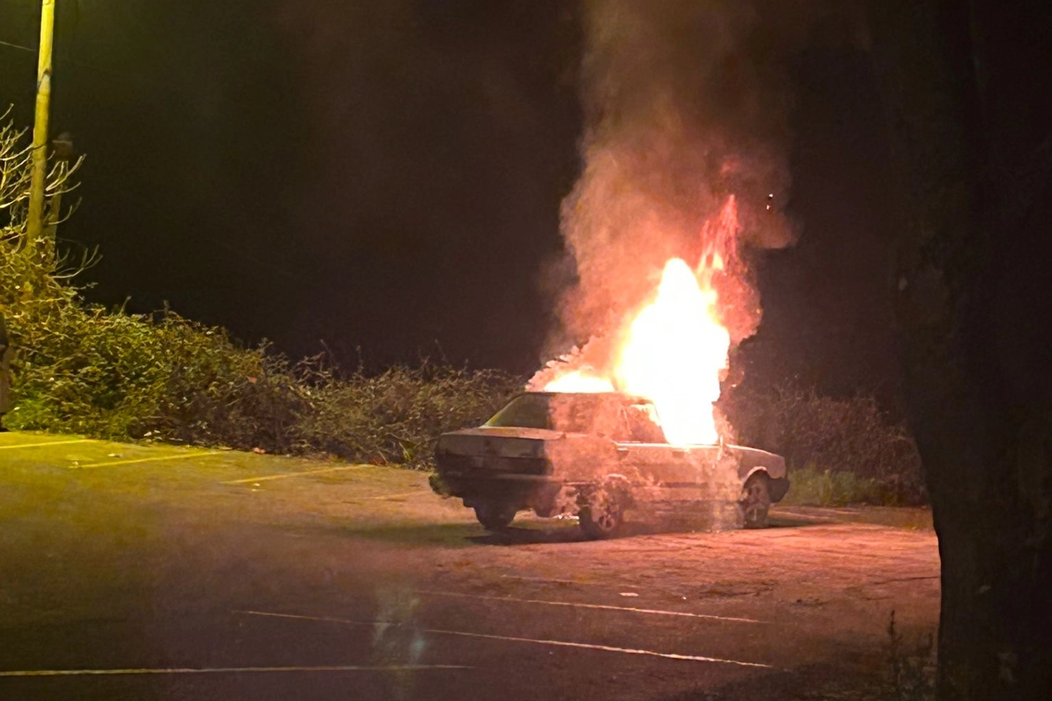 Ak&ccedil;akoca&rsquo;da park halindeki ara&ccedil; alev alev yandı
