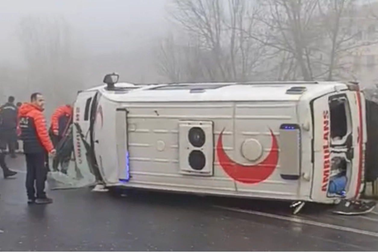 D&uuml;zce&rsquo;de yoğun sis ambulansı yan yatırdı: 1 sağlık personeli yaralı