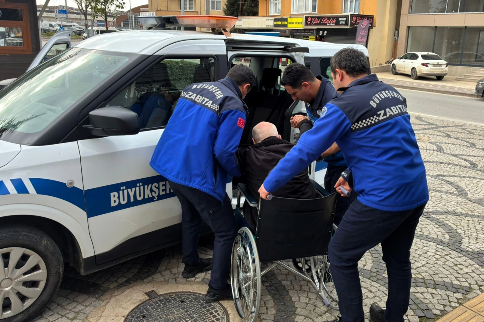 Kocaeli Zabıtası'nın şefkat eli vatandaşın &uuml;zerinde