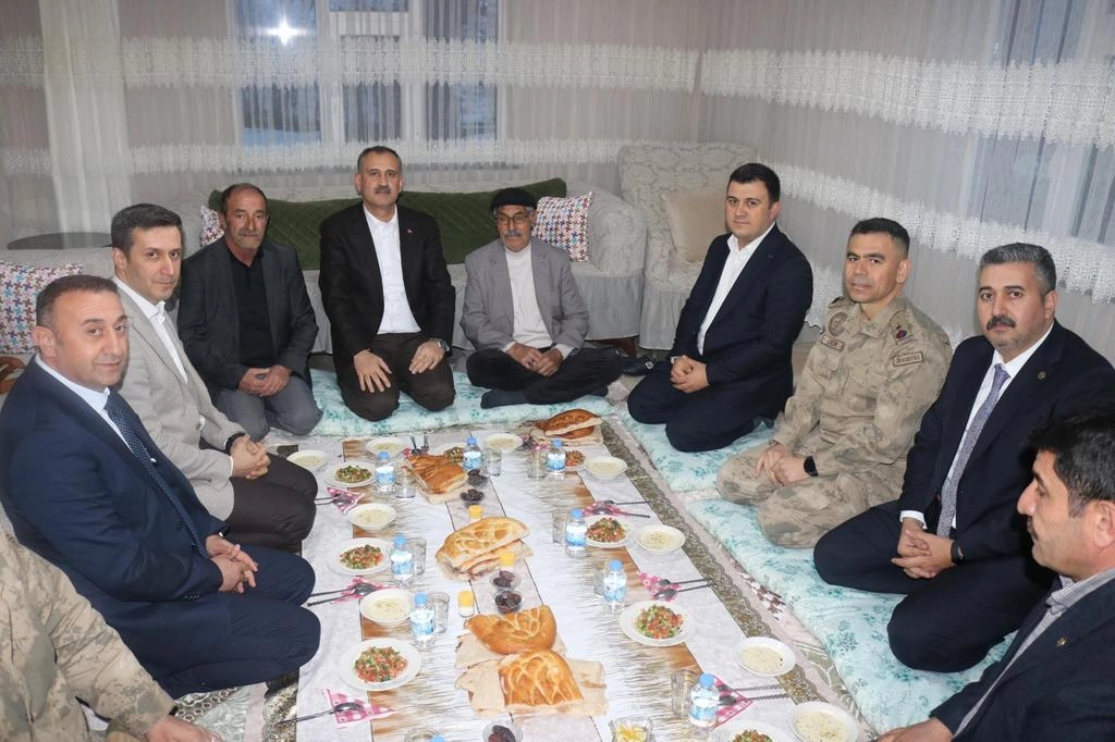 Vali Bozkurt, Patnos Akyemiş'te &ccedil;ift&ccedil;i ailenin sofrasına konuk oldu