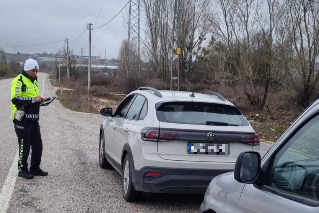 Bilecik Pazaryeri&rsquo;nde trafik denetimleri aralıksız s&uuml;r&uuml;yor