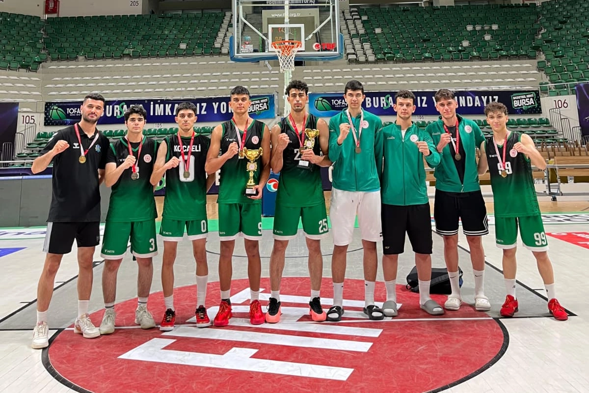 &Ccedil;ayırova&rsquo;nın gen&ccedil; basketbolcuları Marmara b&ouml;lge şampiyonu oldu