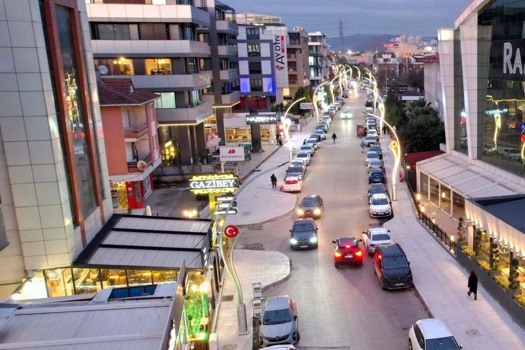 Kocaeli'de Şehit Erg&uuml;n K&ouml;nc&uuml; Caddesi ışıl ışıl