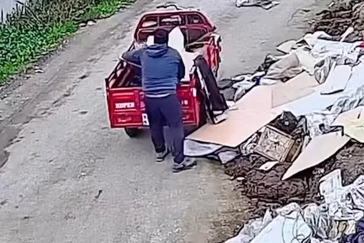 D&uuml;zce&rsquo;de boş araziye atık d&ouml;kene su&ccedil;&uuml;st&uuml;