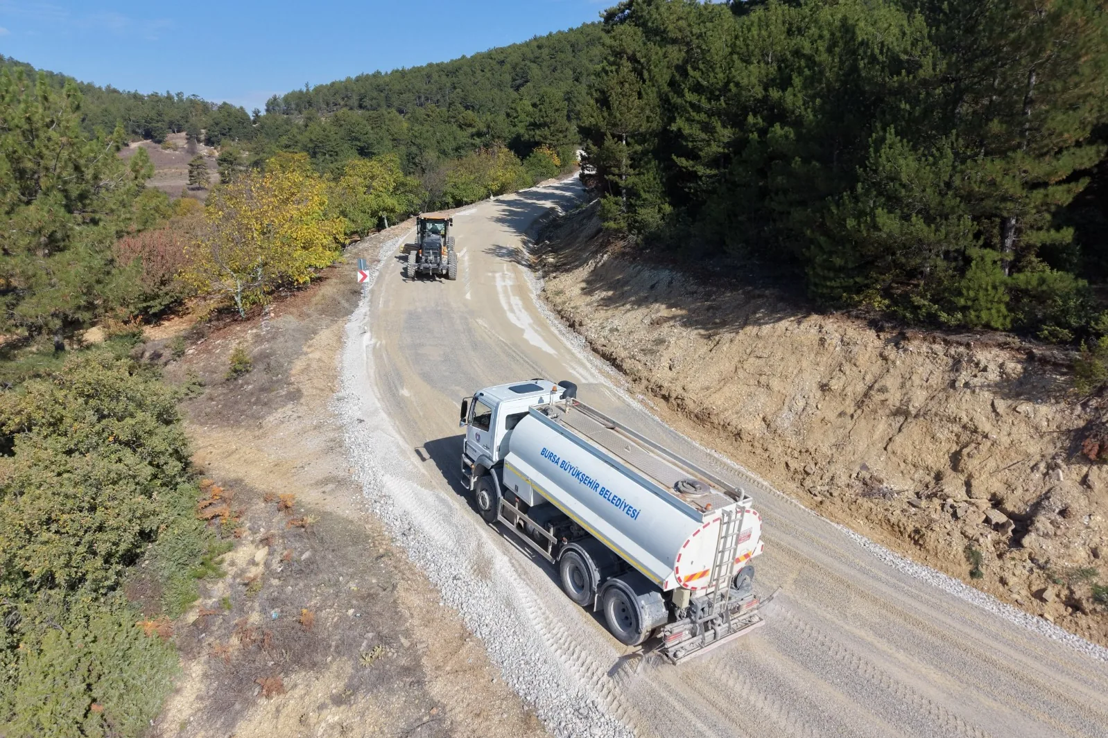 Bursa Keles'in &uuml;&ccedil; mahallesinde yol mesaisi
