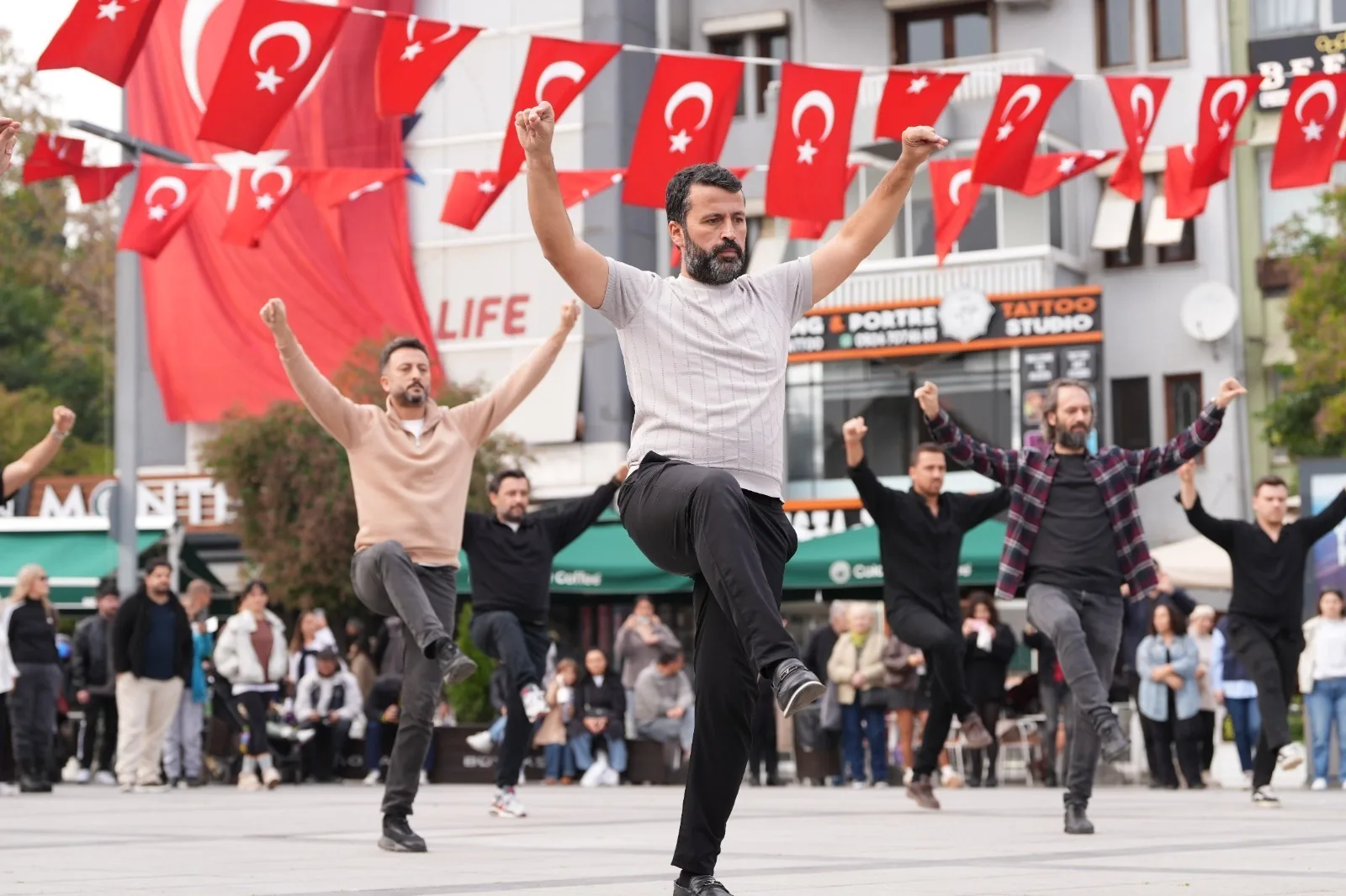 İzmit&rsquo;ten Cumhuriyet&rsquo;e 41 kişilik zeybekli selam