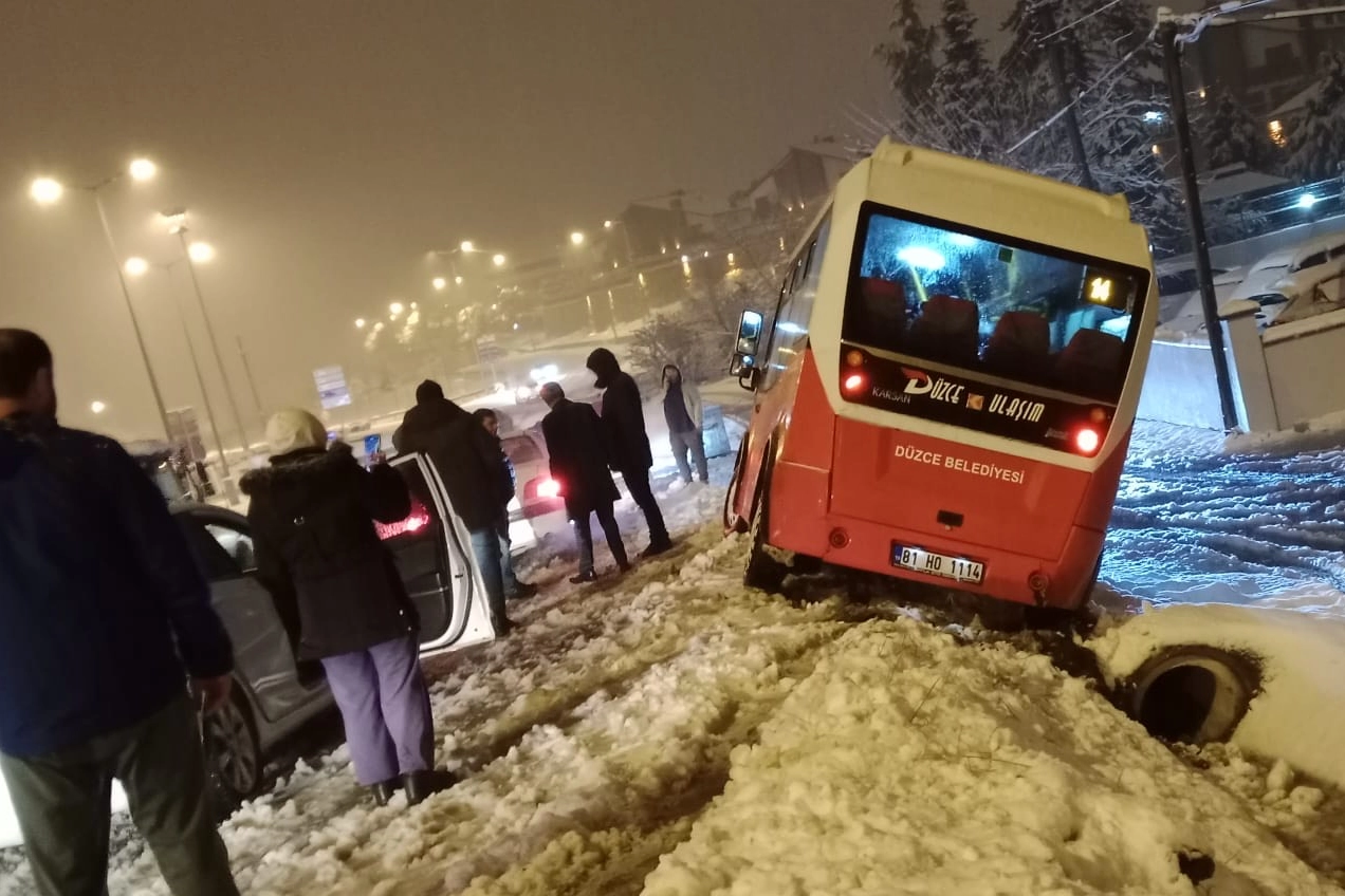 D&uuml;zce'de halk otob&uuml;s&uuml; şarampole devrildi!